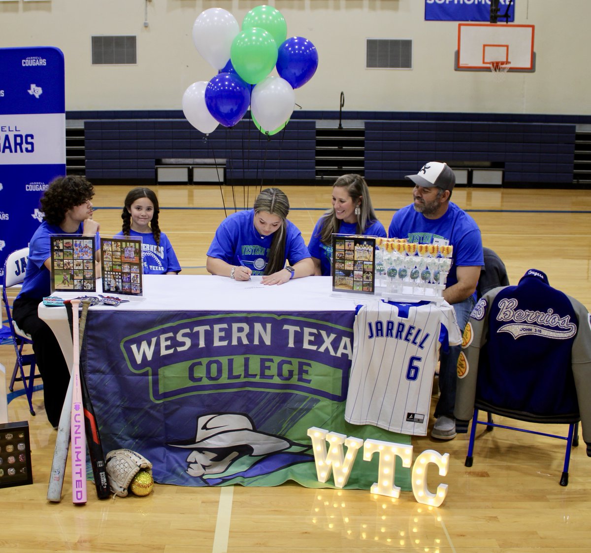 Jarrell_ISD's tweet image. 🎉✍️ National Signing Day 
Today, we’re celebrating four outstanding student-athletes who officially signed to continue their academic and athletic journeys at the next level! 
Congratulations to:
🏈Marco Cosimeno,🏐Jazmine Gonzalez ,🥎Abigail Berrios, and 🏈Jaysen Hobbs
