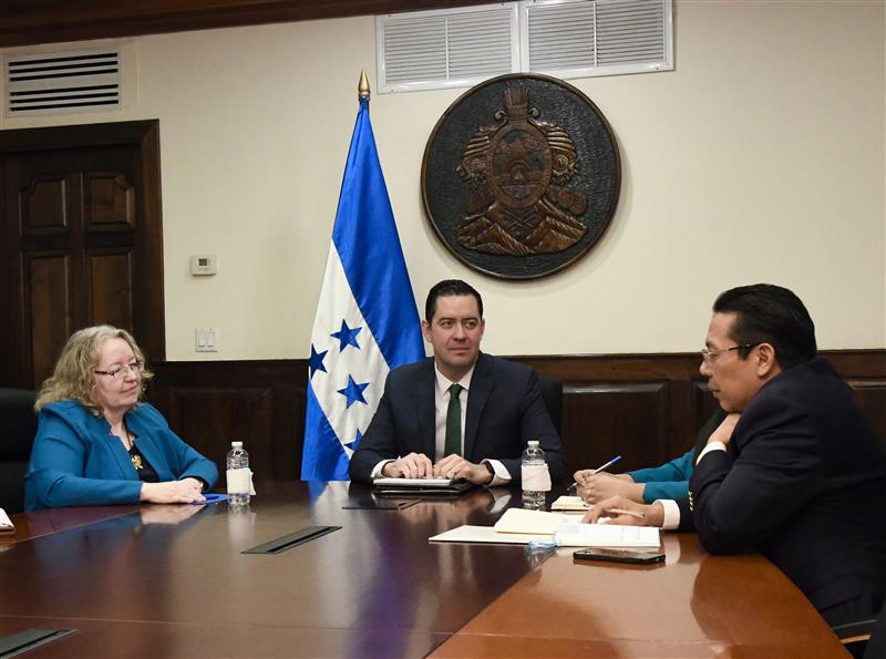 La Encargada de Negocios, Colleen A. Hoey, sostuvo su primera reunión con <a href="/eehercules/">Emilio Hércules</a>, nuevo Secretario de Estado en <a href="/SEFINHN/">SEFINHN</a>, para dialogar sobre oportunidades de cooperación entre 🇺🇸🇭🇳 que fortalezcan un entorno económico favorable, impulsen la inversión y apoyen la creación de
