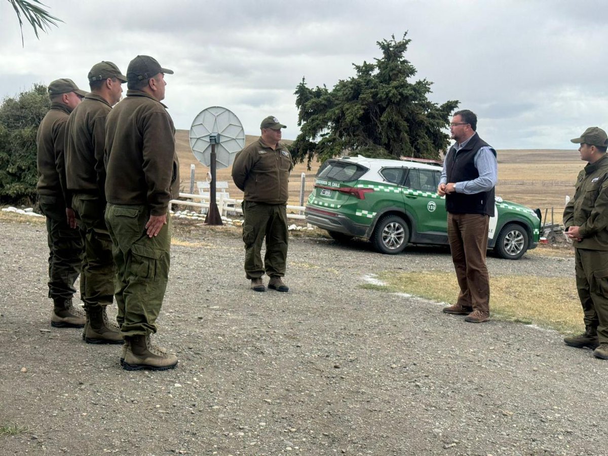 CarabMagallanes's tweet photo. Esta jornada el Delegado Presidencial de la provincia de #ÚltimaEsperanza, junto al Comisario de la 2a Comisaría de @Carabdechile #PuertoNatales visitaron los Retenes #MorroChico y #TenienteMerino, reforzando el trabajo coordinado en zonas aisladas de #Magallanes 
#OrdenyPatria https://t.co/ywduAlOCxA
