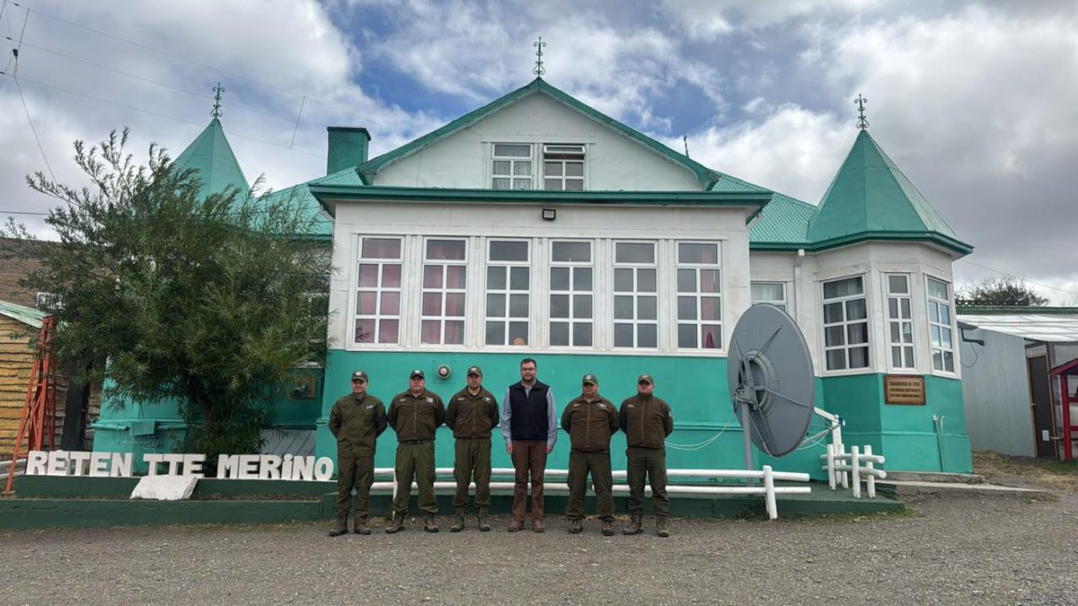 CarabMagallanes's tweet photo. Esta jornada el Delegado Presidencial de la provincia de #ÚltimaEsperanza, junto al Comisario de la 2a Comisaría de @Carabdechile #PuertoNatales visitaron los Retenes #MorroChico y #TenienteMerino, reforzando el trabajo coordinado en zonas aisladas de #Magallanes 
#OrdenyPatria https://t.co/ywduAlOCxA