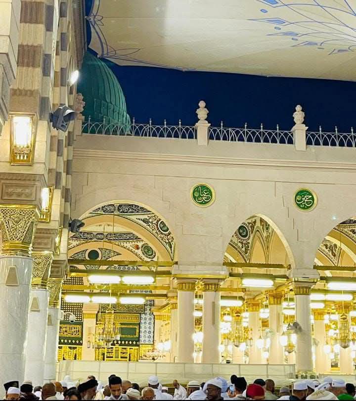 السّلَامُ عَلیکمُ 
دنیا کا حسین ترین منظر
اوپر سے مسجدِ نبوی ﷺ کا دلکش نظارہ۔
وہ سکون جو آنکھوں سے دل میں اُتر جائے
اور وہ نور جو روح کو تھام لے۔یا اللّہ 
مدینہ منورہ کی زیارت
ہر مسلمان کو نصیب فرما
اپنے محبوب محمد ﷺ کے روضۂ اقدس کے سامنے
سلام اور حاضری کی سعادت عطا فرما۔آمین