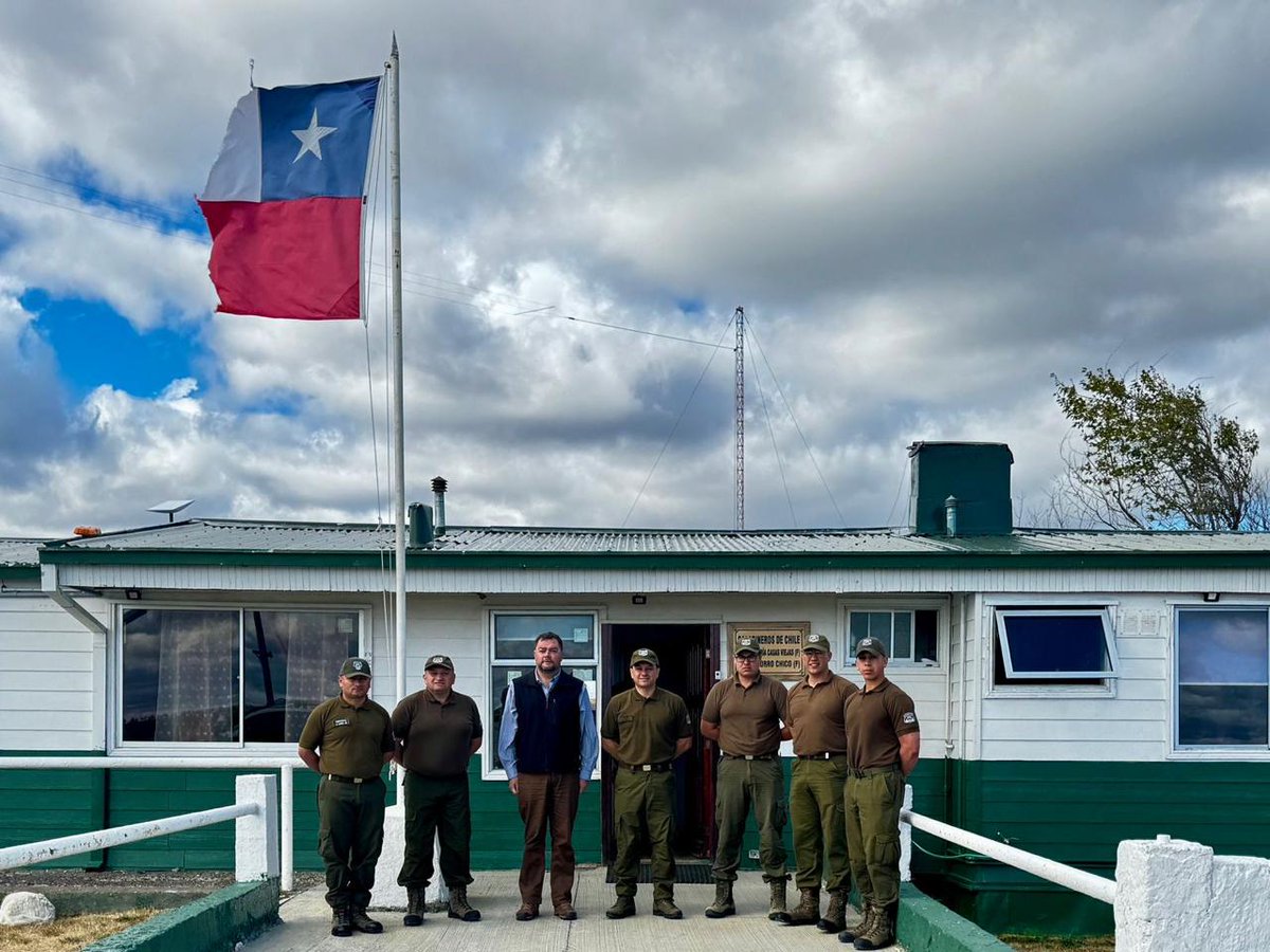 CarabMagallanes's tweet photo. Esta jornada el Delegado Presidencial de la provincia de #ÚltimaEsperanza, junto al Comisario de la 2a Comisaría de @Carabdechile #PuertoNatales visitaron los Retenes #MorroChico y #TenienteMerino, reforzando el trabajo coordinado en zonas aisladas de #Magallanes 
#OrdenyPatria https://t.co/ywduAlOCxA