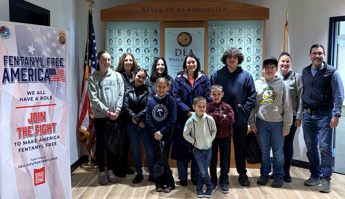DEAMIAMIDiv's tweet photo. DEA Tampa recently hosted a group of homeschool students and their families for a tour/presentation focusing on DEA and its operations. Agents focused on dangers of fentanyl, awareness, prevention, and making smart choices. #FentanylFreeAmerica🇺🇸 @DEAHQ #JustSayKnow https://t.co/XxIhN8V0nY