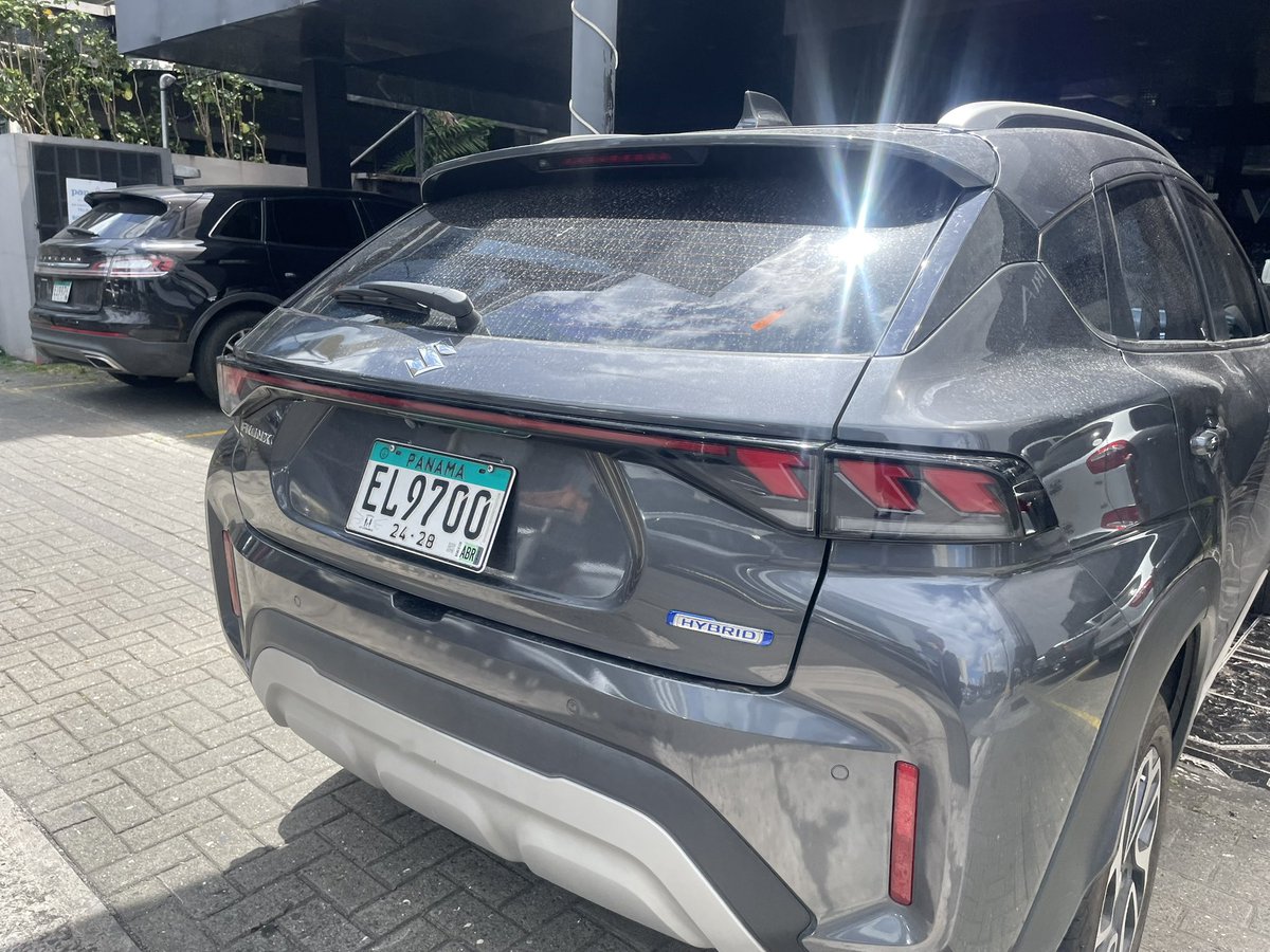 Como vecino de Obarrio, resulta indignante ver a madres con bebés y adultos mayores obligados a caminar por la calle porque alguien decidió bloquear la escasa acera disponible. 

Es necesaria una colaboración real y eficaz entre la <a href="/JCBellaVista/">JC Bella Vista</a> y <a href="/ATTTPanama/">Autoridad del Tránsito</a> lo antes posible!