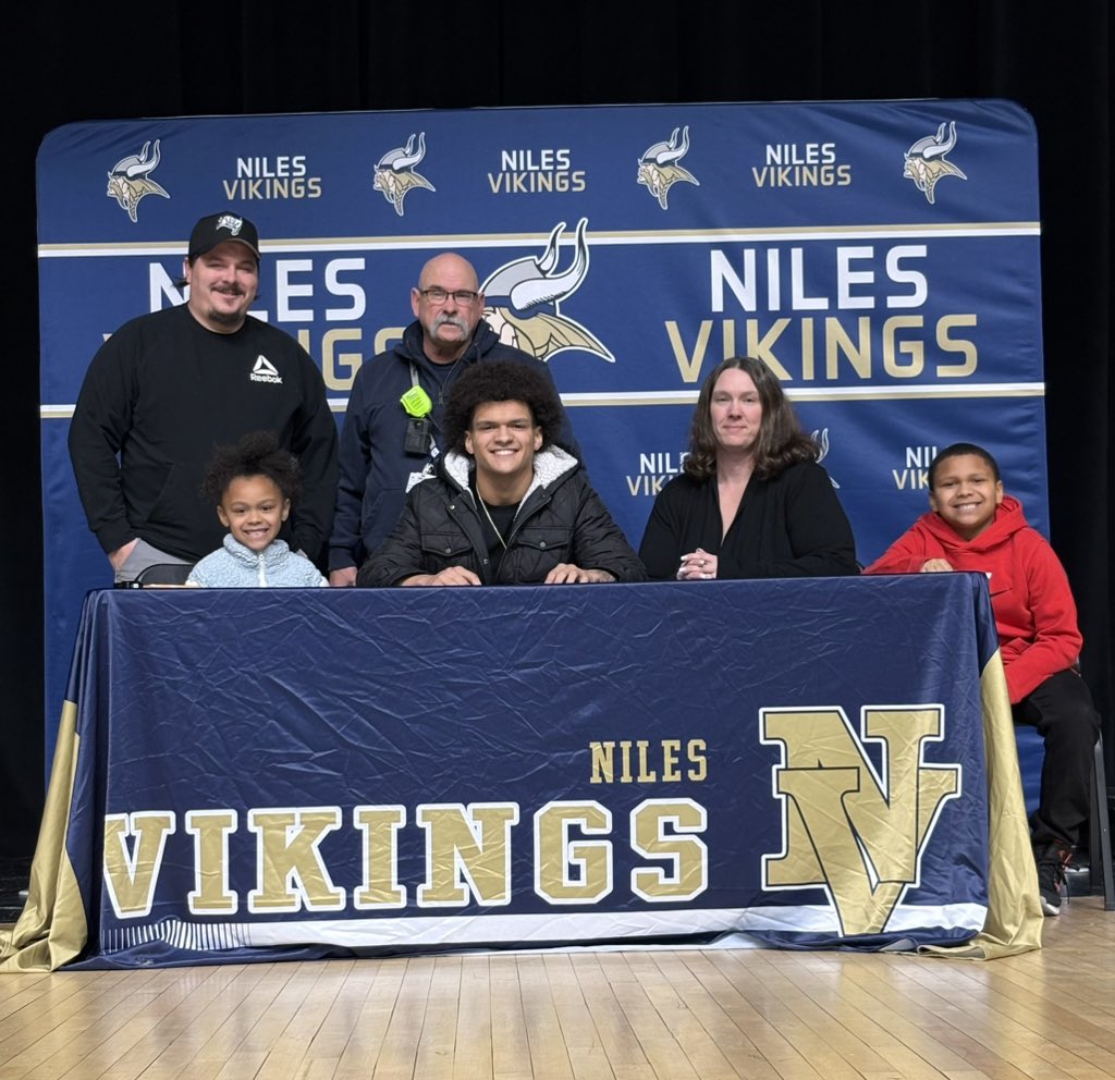 Niles Vikings tweet media