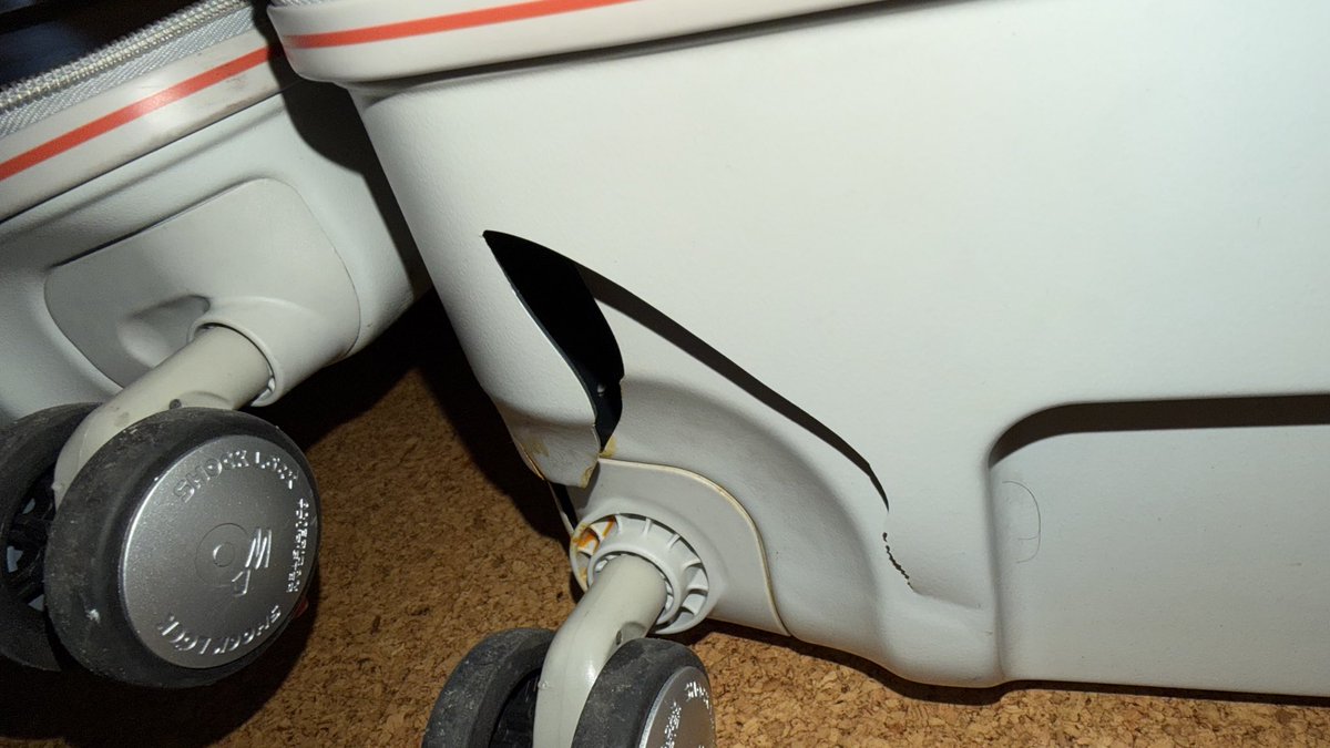 khushpreet24's tweet photo. @etihad
Severe baggage damage on arrival in Munich.
I’ve tried everything. online forms, FAQs. nothing works &amp; no way to file a report.
This is unacceptable for an international airline.
Please advise immediately how to file a damage claim.
 #BaggageDamage #CustomerServiceFail https://t.co/1FfEPWuF5e