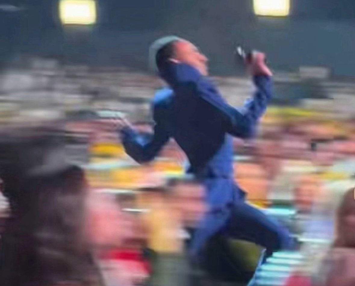 itschauncey_'s tweet image. me running to throw sum onna grill when it happens