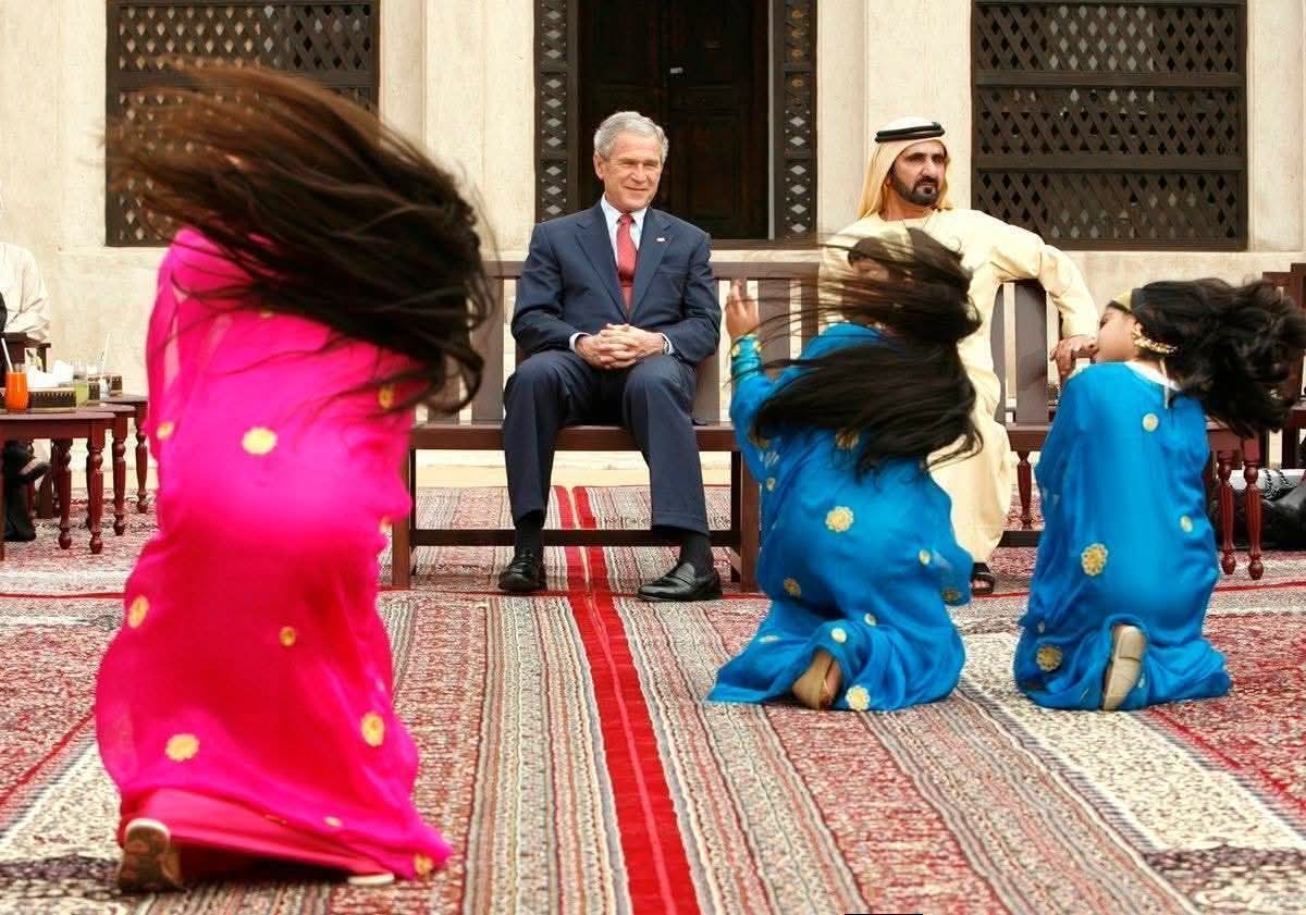 لا تستغربو عندما تجدو مشايخ الإمارات يستعرضو بنات الإمارات القصر  امام  زعماء الغرب.
فالمؤكد انهم يأتون لهم بعروض توافق أهوائهم الحيوانية.

لا ويجيك جحش عربي يدافع عن الإمارات ويقول لك هذي عادات وتقاليد.

#جفري_ابستين