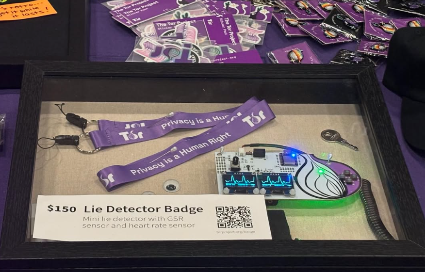 AlcoleaParty's tweet photo. El BADGE detector de mentiras de Tor 😱 #tornetwork #tor #defcon33 #badgelife https://t.co/r5yPJyLoeU