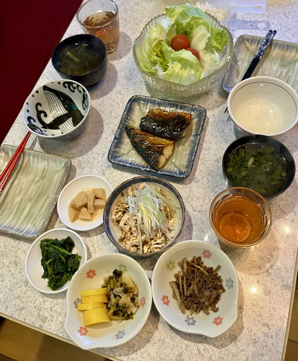 コロナ契機で同業者と年寄りようけおらんようなってしもたな言うて喋ってた水曜日

喫茶店のママが薄皮の中に赤飯が入った赤飯饅頭いうのが好きで食べたいけど最近どこにも売ってない言うて嘆いてはったからこれから道々で和菓子屋通る時は要チェックしようと思う🫡

晩ご飯は棒棒鶏と塩鯖etc
