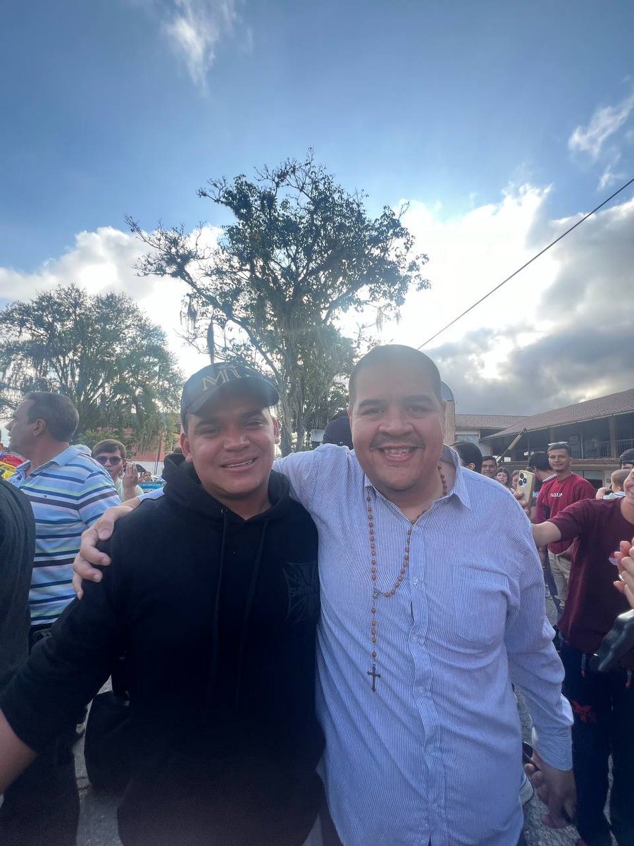 VenteMerida's tweet image. Mérida recibe a sus héroes. Hombres que nunca debieron estar presos por defender la libertad hoy vuelven a casa.

El pueblo andino, noble y valiente, alza la voz por la libertad, abraza a los suyos y celebra el reencuentro con quienes jamás debieron ser encarcelados.

#Mérida