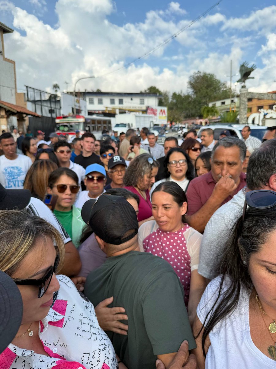 VenteMerida's tweet image. Mérida recibe a sus héroes. Hombres que nunca debieron estar presos por defender la libertad hoy vuelven a casa.

El pueblo andino, noble y valiente, alza la voz por la libertad, abraza a los suyos y celebra el reencuentro con quienes jamás debieron ser encarcelados.

#Mérida