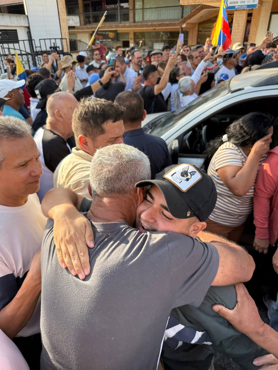 VenteMerida's tweet image. Mérida recibe a sus héroes. Hombres que nunca debieron estar presos por defender la libertad hoy vuelven a casa.

El pueblo andino, noble y valiente, alza la voz por la libertad, abraza a los suyos y celebra el reencuentro con quienes jamás debieron ser encarcelados.

#Mérida