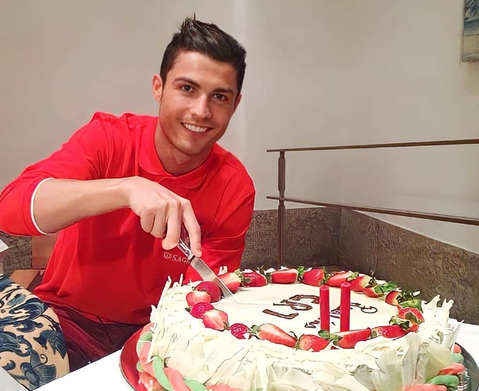 JOYEUX ANNIVERSAIRE AU PLUS GRAND JOUEUR DE TOUS LES TEMPS !

Cristiano Ronaldo fête aujourd'hui ses 41 ans.

Le temps passe si vite. Merci pour toutes ces années de football, et les quelques temps qu'il nous reste à profiter de ton jeu et de tes buts.

❤️🎂