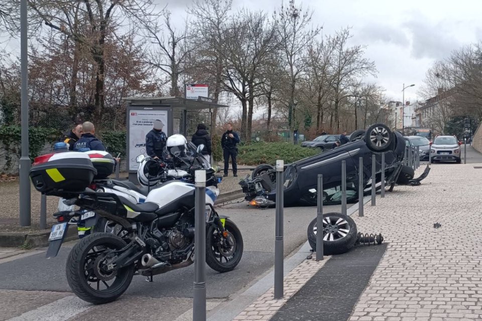BastionMediaFR's tweet image. 🔴🇫🇷 𝗔𝗟𝗘𝗥𝗧𝗘 𝗜𝗡𝗙𝗢 — L’auteur de l’agression d’une femme dans son véhicule à Lyon, en présence de son enfant, a fait un ACCIDENT seul le lendemain des faits.

Le véhicule impliqué, ainsi que la plaque d’immatriculation, correspond à celui visible sur la vidéo de…