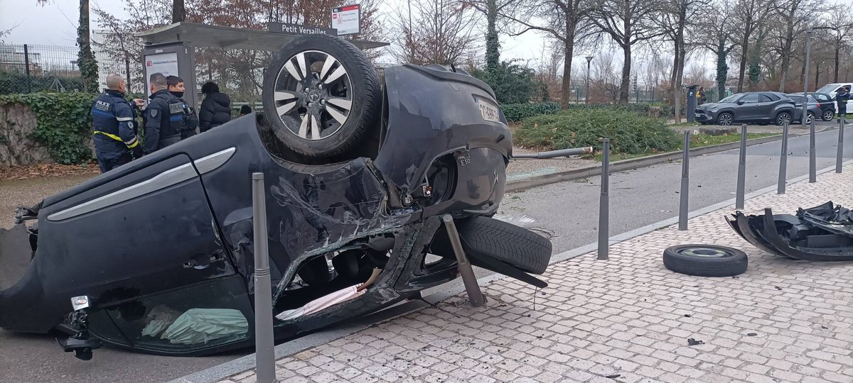 BastionMediaFR's tweet image. 🔴🇫🇷 𝗔𝗟𝗘𝗥𝗧𝗘 𝗜𝗡𝗙𝗢 — L’auteur de l’agression d’une femme dans son véhicule à Lyon, en présence de son enfant, a fait un ACCIDENT seul le lendemain des faits.

Le véhicule impliqué, ainsi que la plaque d’immatriculation, correspond à celui visible sur la vidéo de…