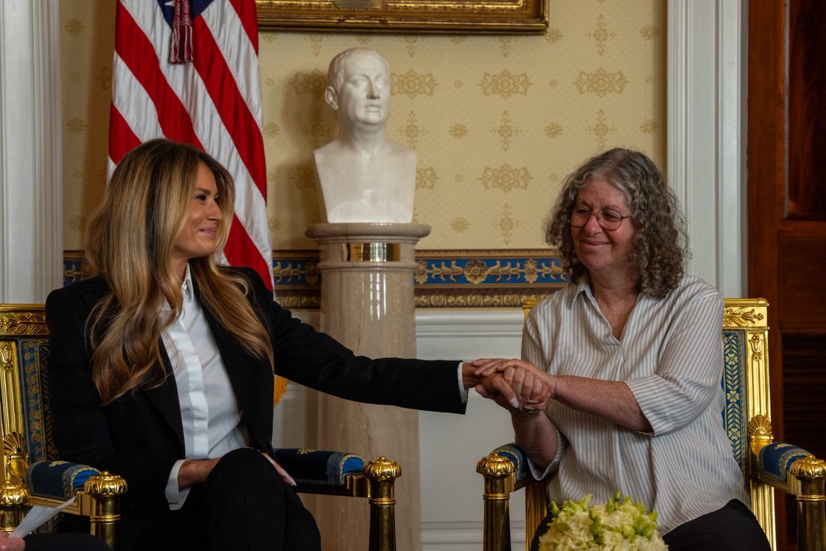 MELANIAJTRUMP's tweet photo. 🥰🥰🥰 https://t.co/j8oLoBq3I5