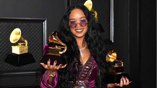 femartiststats's tweet photo. Latest female artists to win "Song of the Year" at the #GRAMMYs 

2026: WILDFLOWER (Billie Eilish)
2024: WWIMF? (Billie Eilish)
2023: Just Like That (Bonnie Raitt)
2021: I Can´t Breathe (H.E.R.)
2020: bad guy (Billie Eilish)
2017: Hello (Adele)
2014: Royals (Lorde) https://t.co/08LY4YmR1L