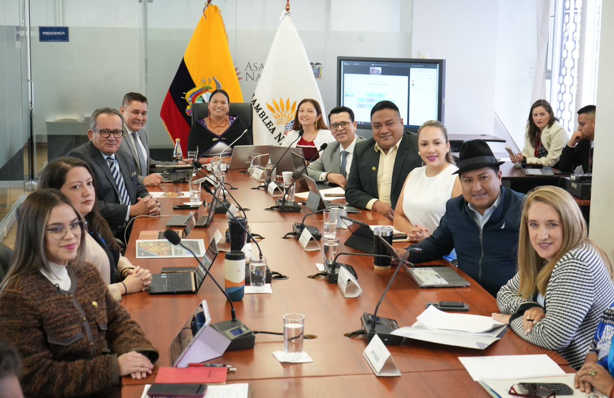 En <a href="/EducacionAN/">CECCYT</a> recibimos al <a href="/Evaluacion_Ec/">Ineval</a> y al <a href="/Educacion_Ec/">Ministerio de Educación, Deporte y Cultura</a> para conocer el avance de la evaluación docente.

⚠️ Reiteramos: sin presupuesto no habrá evaluación ni recategorización docente.

La educación exige decisiones responsables.

Fiscalizando siempre, #ContigoConTodos.