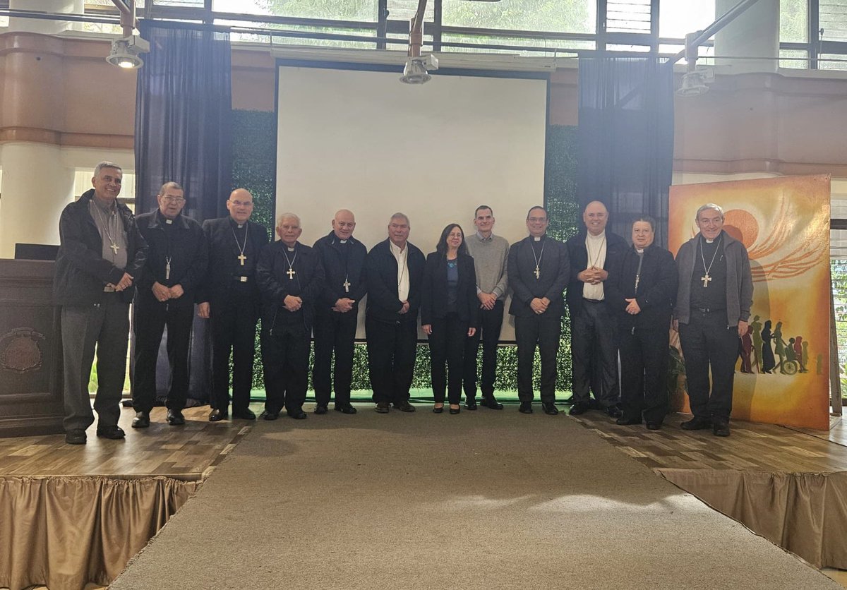 rafluciani's tweet photo. Serena Noceti y yo estamos en el Seminario Nacional de Costa Rica como parte de la Asamblea Ordinaria de la Conferencia Episcopal de Costa Rica ofreciendo un curso a los obispos, la vida religiosa y el Equipo sinodal sobre la implementación del @Synod_va https://t.co/WvINkbR5NG https://t.co/LQ1Kdbl9zg