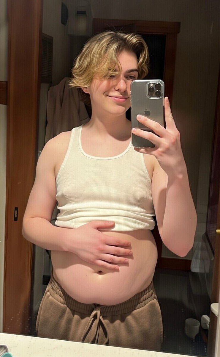 fartinry's tweet photo. Jesus I really am blowing up fast #gainerfeederism #extwink #gainerbelly https://t.co/nmhuynDMAn