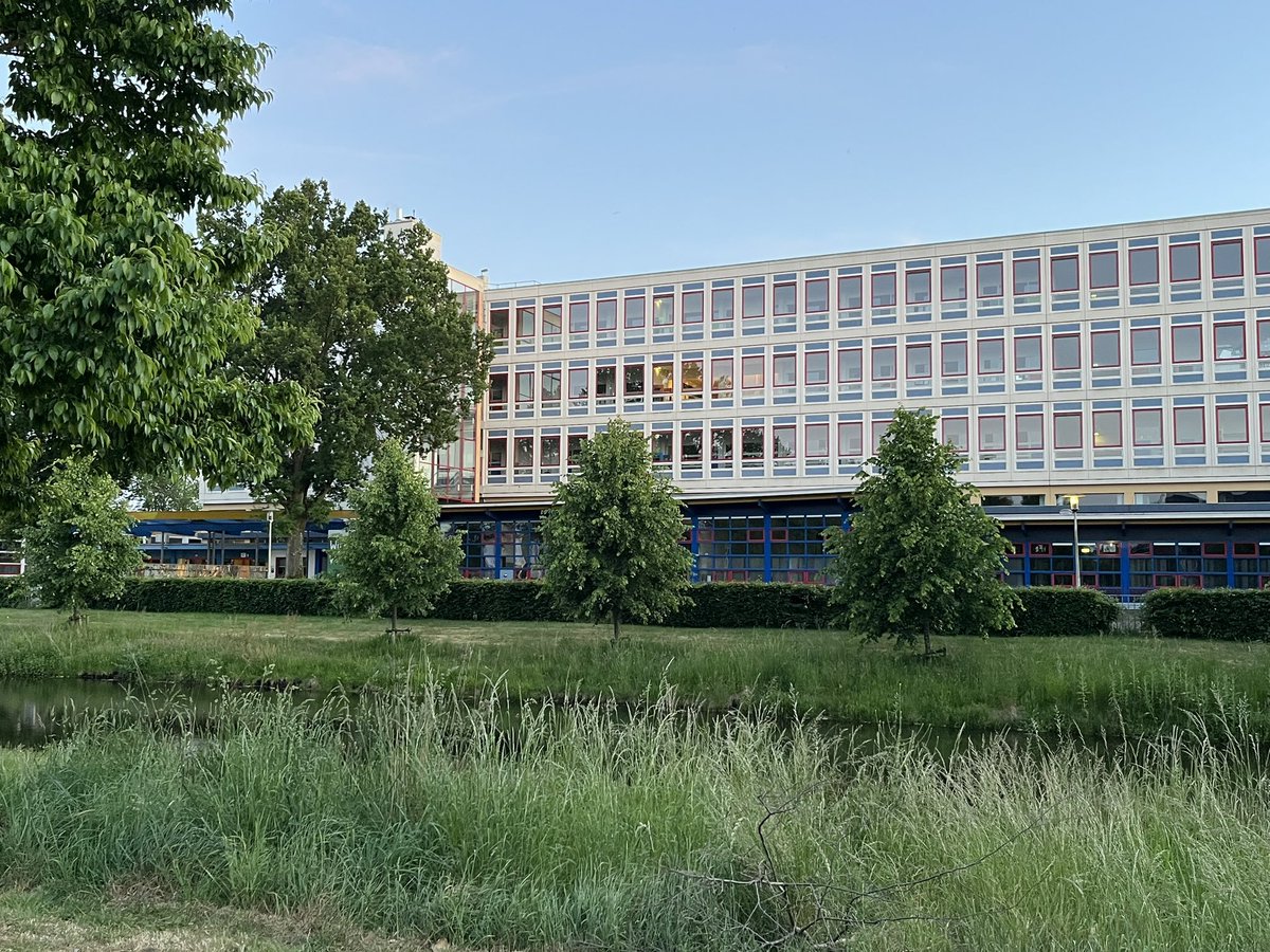 Bijna tien jaar lang vangt #Harderwijk in #azc 800 #asielzoekers en vluchtelingen op. Nu blijkt het (helaas) niet mogelijk om vanaf 2028 op andere locatie max. 350 mensen op te vangen. harderwijkercourant.nl/lokaal/maatsch…