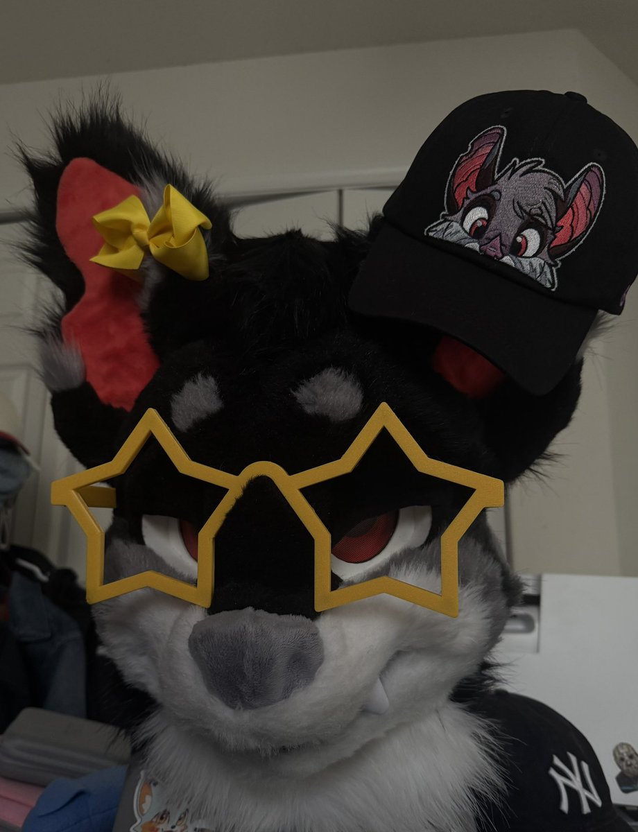 Bat hat is here!!! 🦇 🦇 

Hat by <a href="/AstralAkua/">🌟 Akua 🌟</a> 
Art by <a href="/AitoKitsune/">Aito</a>