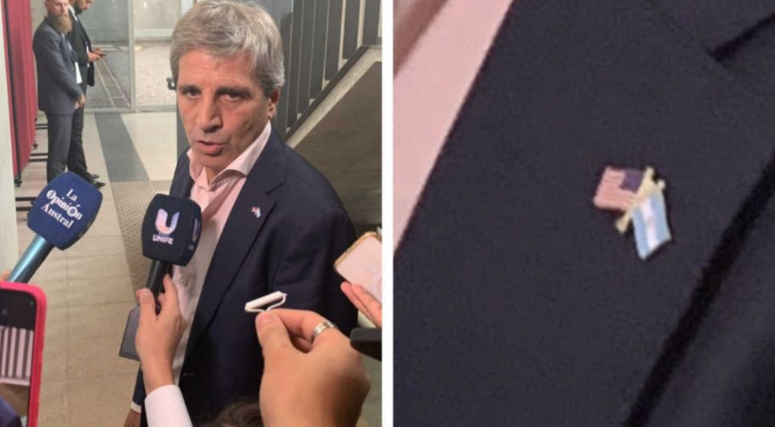 Linda escarapela tiene el que se compra la ropa en el exterior.