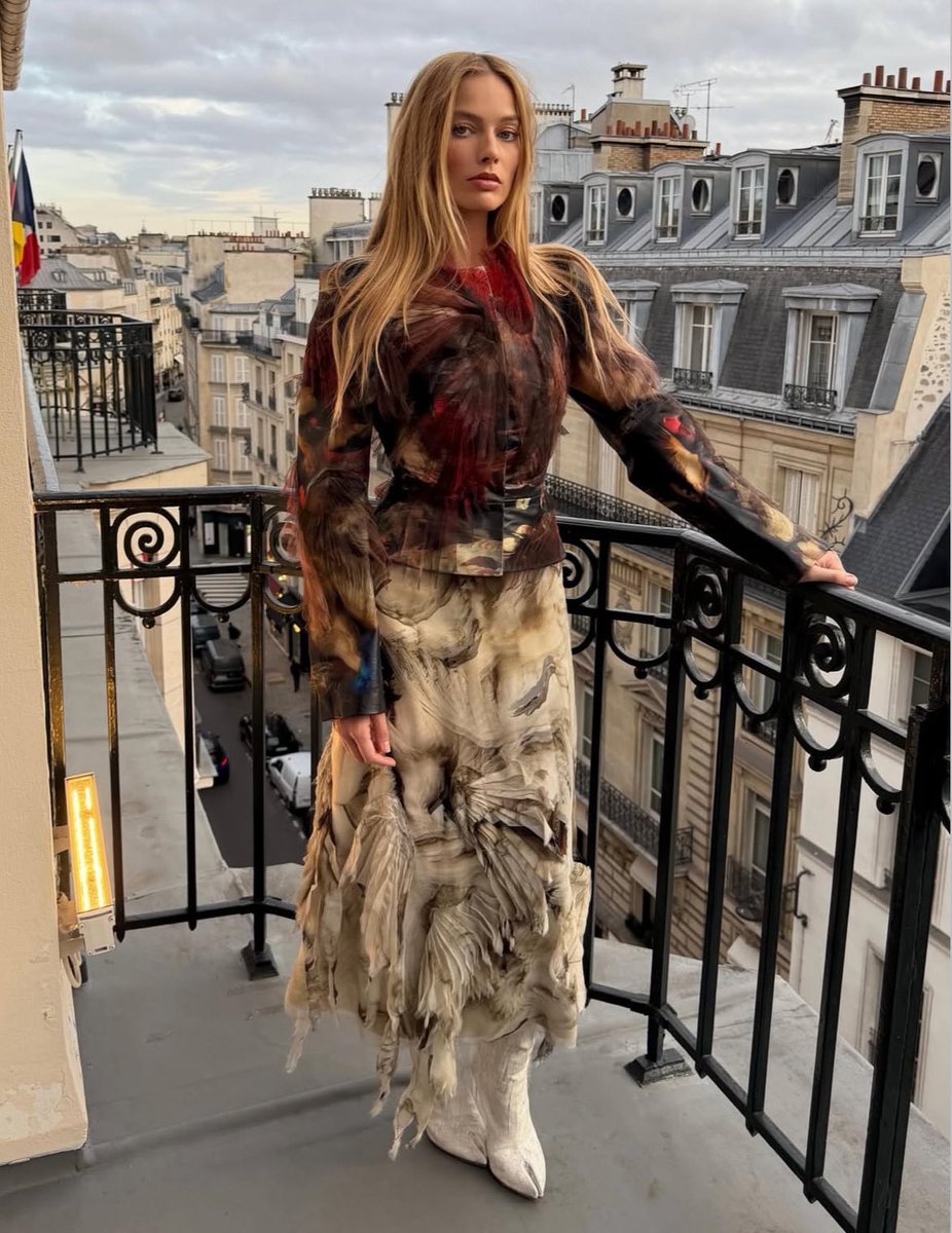 saintdemie's tweet photo. and when i thought andrew mukamal and margot couldn’t be any cooler in their outfit choices! here’s margot robbie in margiela 🗡️🩸 https://t.co/DTK4n7mUW9