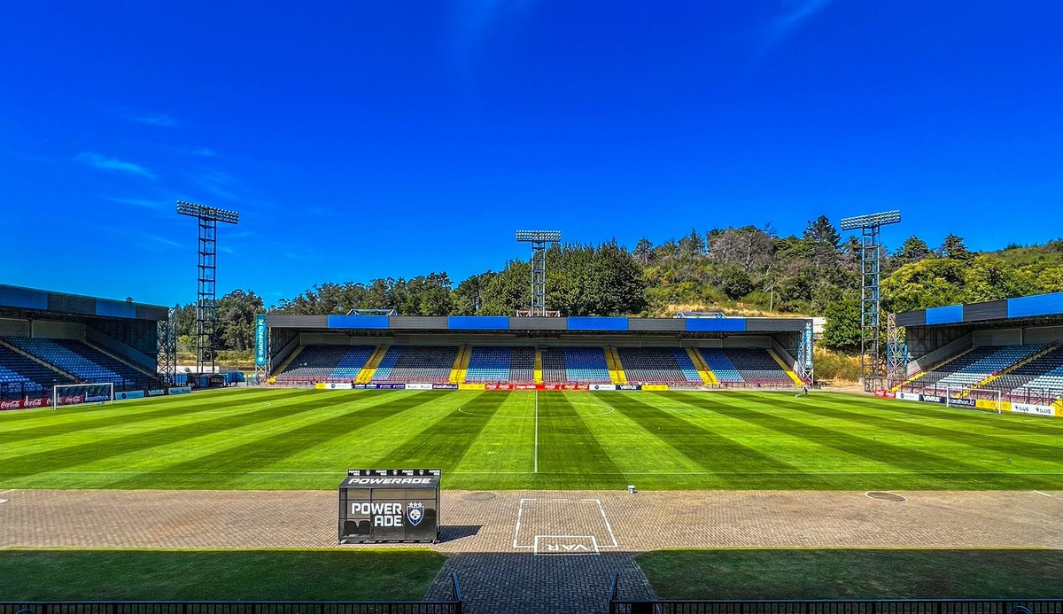 Tras reunión realizada entre la Delegación Presidencial y #Huachipato, se acordó que este jueves el cuadro acerero ingresará la nueva propuesta de partido ante #UdeChile. La intención es jugarlo en Talcahuano, idealmente el lunes 09/02 y sólo con abonados acereros. <a href="/Cooperativa/">Cooperativa</a>
