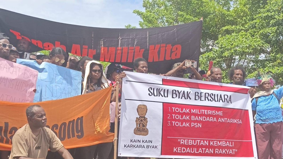 Mulalt_'s tweet photo. Gereja(GKI), Dewan Adat KKB (Kain Kakara Byak), pemuda adat, serta masyarakat adat Suku Byak menggelar aksi demonstrasi damai menolak pembangunan bandara antariksa dan markas militer di wilayah Byak, Supiori, dan seluruh Tanah Papua, Selasa (4/2/2026).

#biaknumfor https://t.co/vse6I6fOiN