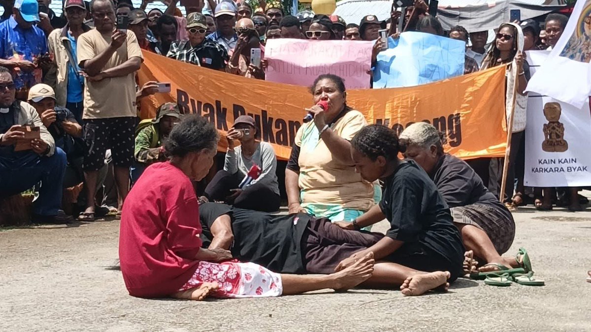 Mulalt_'s tweet photo. Gereja(GKI), Dewan Adat KKB (Kain Kakara Byak), pemuda adat, serta masyarakat adat Suku Byak menggelar aksi demonstrasi damai menolak pembangunan bandara antariksa dan markas militer di wilayah Byak, Supiori, dan seluruh Tanah Papua, Selasa (4/2/2026).

#biaknumfor https://t.co/vse6I6fOiN