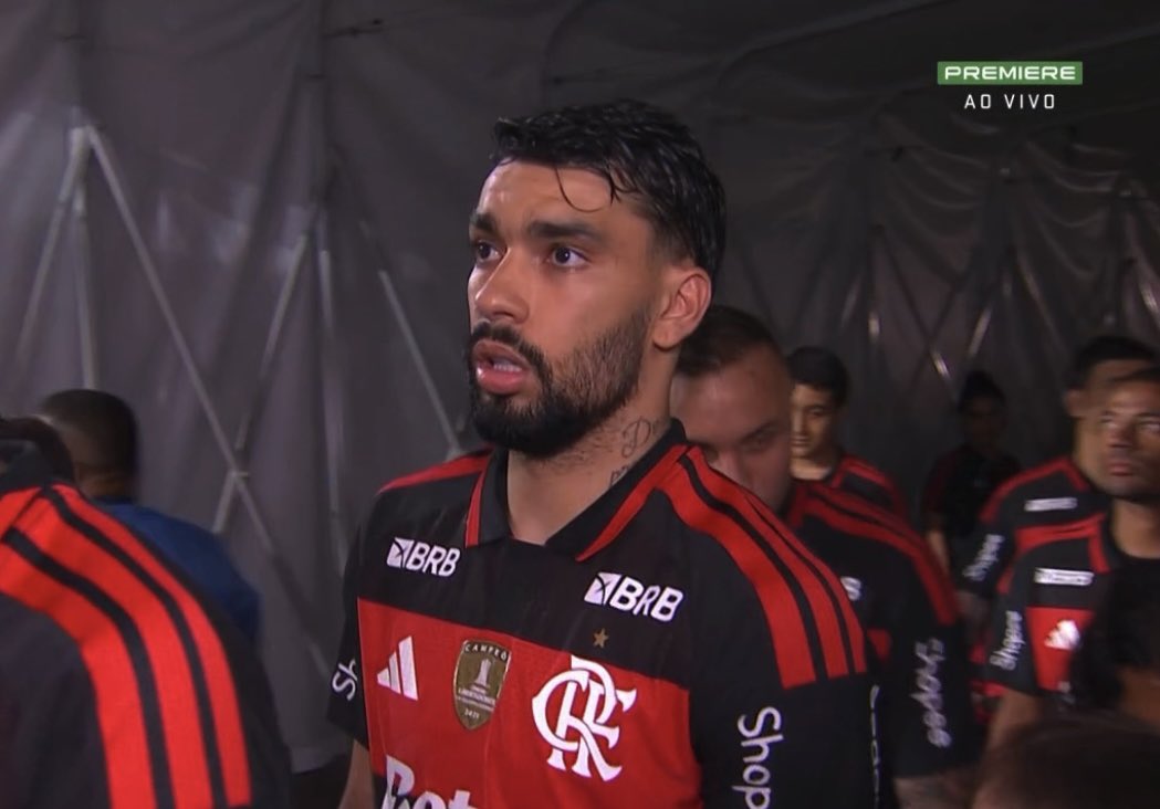 futebol_info's tweet photo. “Lucas Paquetá estreou pelo Flamengo depois de fazer apenas 1 treino. Agora, ele vem para a sua primeira partida como titular, depois de 3 treinos. Conversando com o Filipe Luís, ele disse que o Paquetá está muito motivado, muito alegre e que aqui no Flamengo ele encontrou o vestiário que precisava para retomar a carreira. Ainda não está no melhor ritmo, mas essa motivação que ele encontrou no Flamengo é o grande combustível.”

🎙️ Fábio Jupa, repórter do Premiere.
📸 Reprodução/Premiere