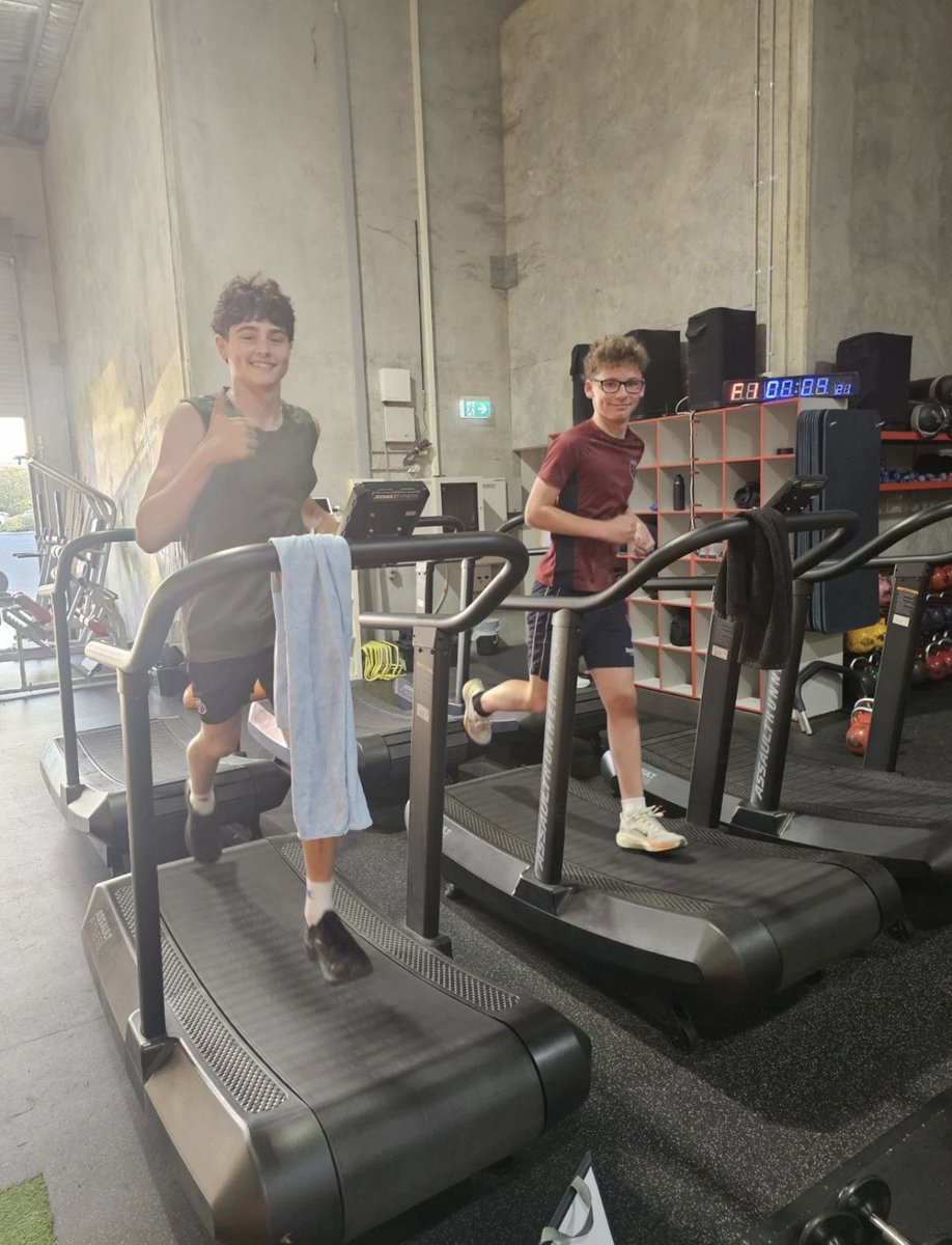 HYROX performance isn’t built on motivation — it’s built on consistency. 🏃‍♂️🔥
Show up. Train smart. Repeat.
That’s how endurance, confidence, and results are created.
#HYROX #HYROXTraining #ConsistencyWins #Round1Fitness