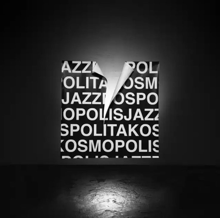 #NewAlbum
#polishjazz

Podróż po pięciu miejscach, zarówno tych rzeczywistych, jak i wyobrażonych. Jest wielowarstwowo, ilustracyjnie, nastrojowo. Czy będąc w mieście można się wyciszyć? Ano można..

Jazzpospolita
📀 Kosmopolis
🎶 Stare Miasto (live)
youtu.be/MKWh9lym17E?si…