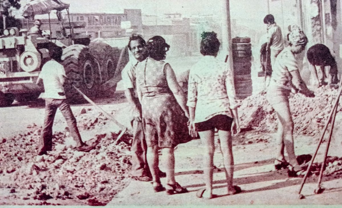 Vecinos de la 14 avenida y 4ta calle zona 1, quitando escombros del terremoto del 4 febrero 1976.
#lacalledondetuvives