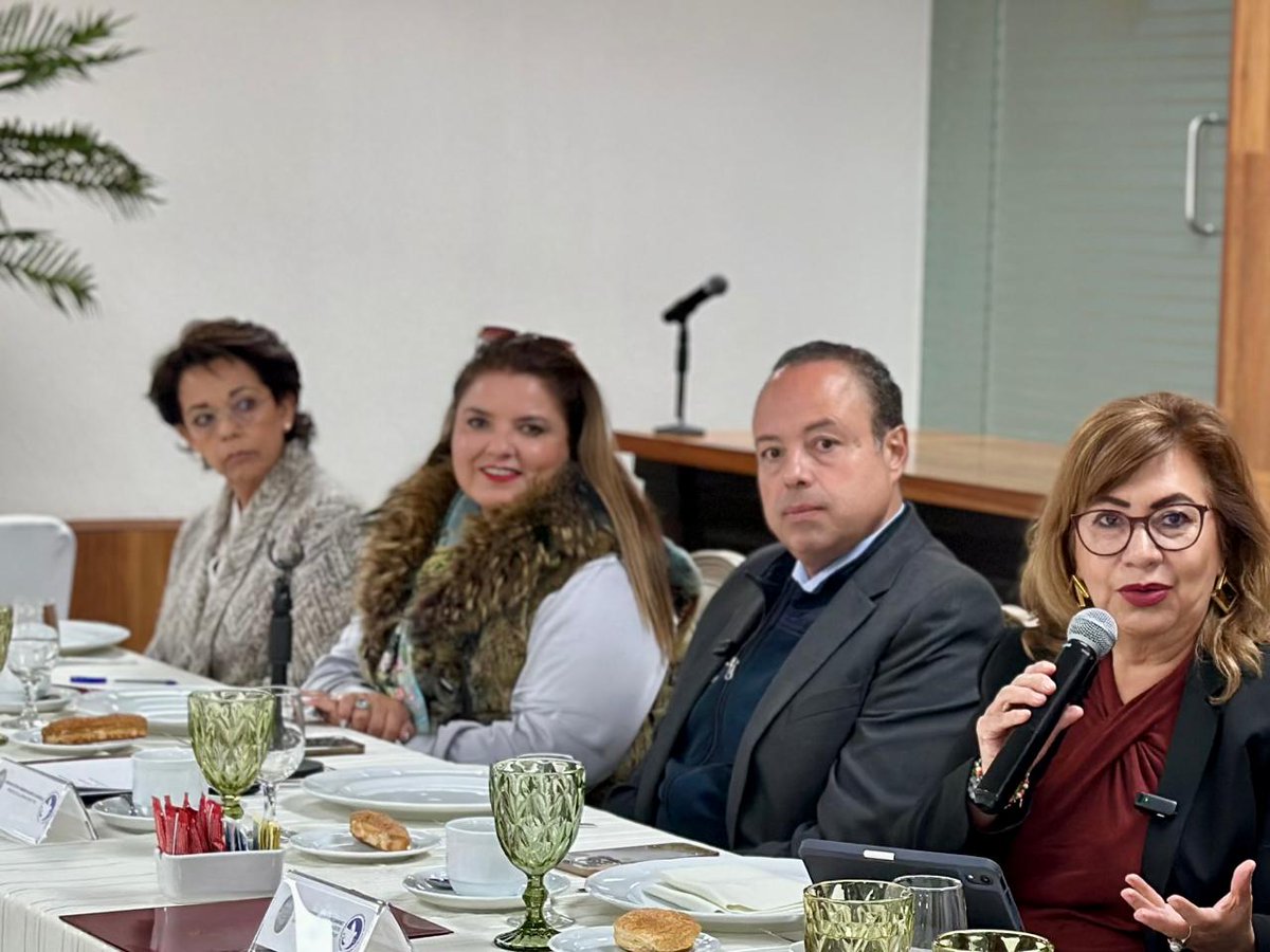 cnotariosedomex's tweet photo. Con la participación de notarias y notarios mediadores certificados, el Notariado Mexiquense fortalece la mediación como pilar de paz, legalidad y justicia accesible.

Acompañado por la Not. @kiwan_flor, Directora del Centro de Mediación y Conciliación Notarial, y la Lic. América Mondragón, coordinadora del mismo, el Presidente del Colegio de Notarios del Estado de México y mediador certificado, Not. @betobenitezg, dio la bienvenida a la Magda. @BlancaColSa, Directora General del Centro Público de Mecanismos Alternativos de Solución de Controversias.

En presencia de notarias y notarios mediadores , se refrendó el compromiso de trabajar bajo protocolos de debida diligencia, prevención de lavado de dinero y combate a la corrupción , fortaleciendo la cultura de la paz, el diálogo y la construcción de soluciones jurídicas justas, seguras y confiables.

El notariado mexiquense mediador cuenta con Centro Público de Mecanismos Alternativos de Solución de Controversias, posicionándose como referente en mediación moderna, segura y eficiente. 

El Colegio de Notarios del Estado de México reconoce y agradece al @PJEdomex por su apertura y coordinación institucional.
#MediaciónNotarial #JusticiaAlternativa #PLD #DebidaDiligencia #Anticorrupción #NotariadoMexiquense #SiempreATuLado