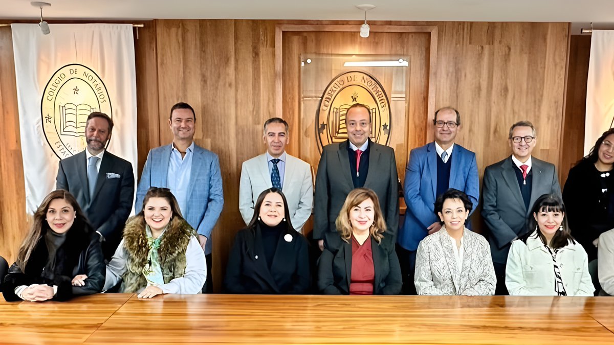 cnotariosedomex's tweet photo. Con la participación de notarias y notarios mediadores certificados, el Notariado Mexiquense fortalece la mediación como pilar de paz, legalidad y justicia accesible.

Acompañado por la Not. @kiwan_flor, Directora del Centro de Mediación y Conciliación Notarial, y la Lic. América Mondragón, coordinadora del mismo, el Presidente del Colegio de Notarios del Estado de México y mediador certificado, Not. @betobenitezg, dio la bienvenida a la Magda. @BlancaColSa, Directora General del Centro Público de Mecanismos Alternativos de Solución de Controversias.

En presencia de notarias y notarios mediadores , se refrendó el compromiso de trabajar bajo protocolos de debida diligencia, prevención de lavado de dinero y combate a la corrupción , fortaleciendo la cultura de la paz, el diálogo y la construcción de soluciones jurídicas justas, seguras y confiables.

El notariado mexiquense mediador cuenta con Centro Público de Mecanismos Alternativos de Solución de Controversias, posicionándose como referente en mediación moderna, segura y eficiente. 

El Colegio de Notarios del Estado de México reconoce y agradece al @PJEdomex por su apertura y coordinación institucional.
#MediaciónNotarial #JusticiaAlternativa #PLD #DebidaDiligencia #Anticorrupción #NotariadoMexiquense #SiempreATuLado