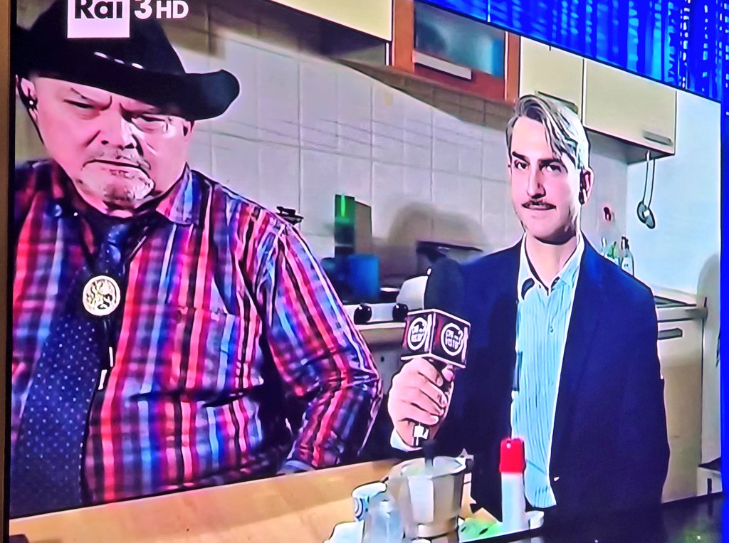 #chilhavisto 
Prima il pazzo assassino che lo minaccia in aula
Ora a casa dello Sceriffo

Ma state cercando di eliminarlo definitivamente il povero Francesco Paolo?!?! 🤣🤣🤣🤣🤣🤣