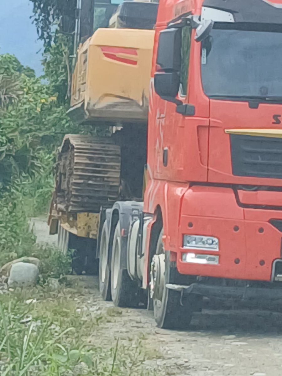 ¡Impunidad en Napo! Destruyeron más de 2000 hectáreas de bosque y envenenaron kilómetros de ríos, pero salen campantes. Nadie está para controlar ni registrar. Recibimos testimonio de que la maquinaria sale día y noche, dejando montañas de desecho industrial. ¿Y el Gobierno?