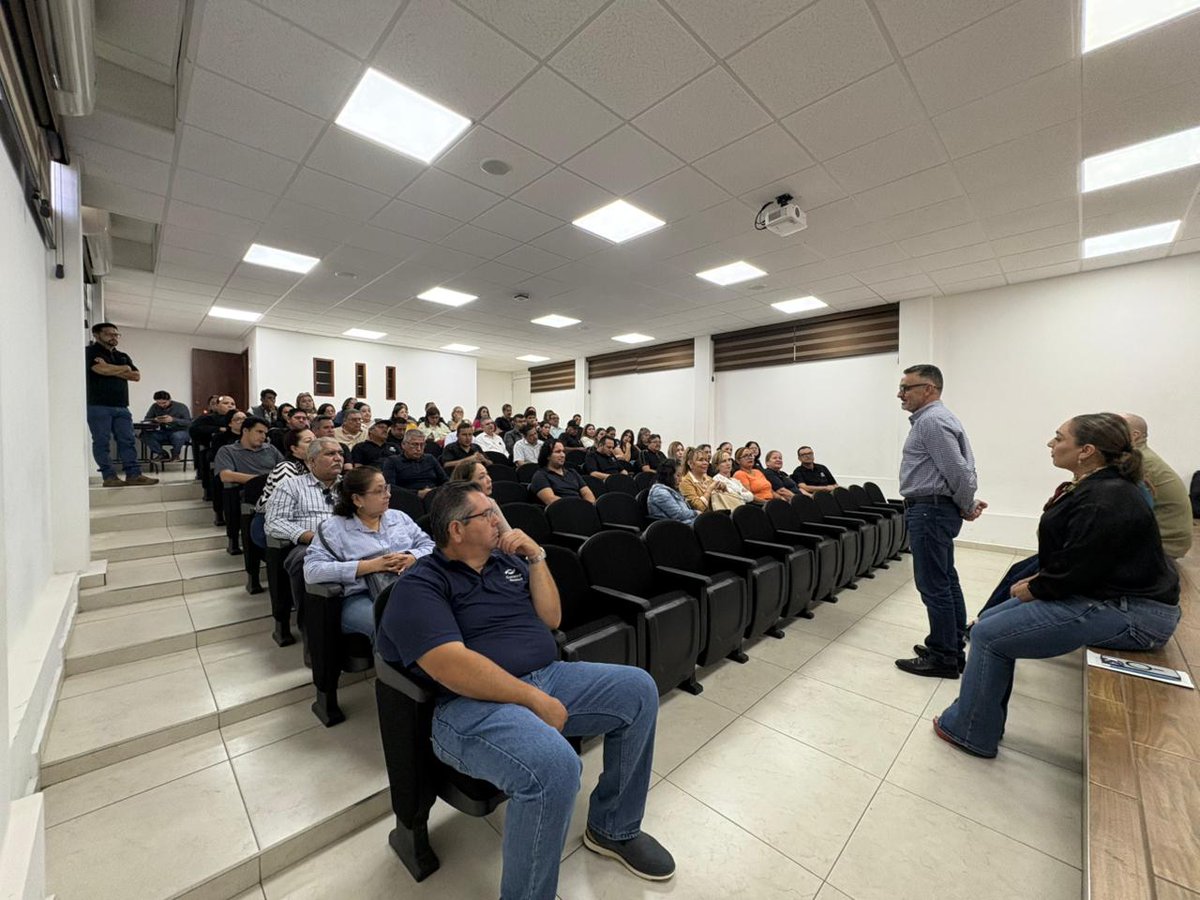 Nuestro Director General, Lcdo. Wilfredo Véliz Figueroa visitó los planteles de Juan de Dios Bátiz y José Antonio Padilla Segura, Culiacán 3 y 4 con el objetivo de analizar las necesidades principales de los planteles, evaluación de los equipos de cómputos.