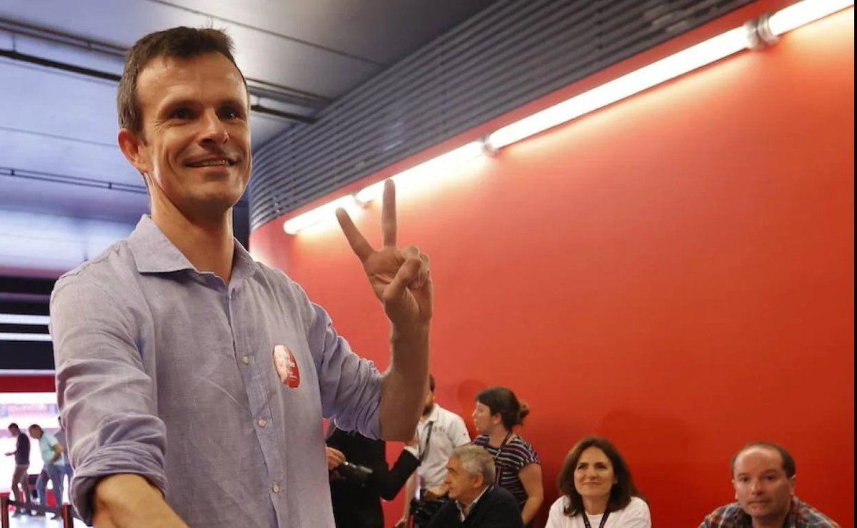 Uriarte tiene toda la pinta de haber frecuentado y hasta ser abonado de la isla de epstein

a este tio le mola tener a una enana haciendole una gallola mientras le van cayendo monedas de 5 centimos encima