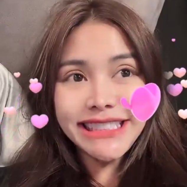 englottesweet's tweet image. There’s only ever one person she always looks off camera like this when she doesn’t want you to know who it is 🙂‍↔️ but we knowwwwww