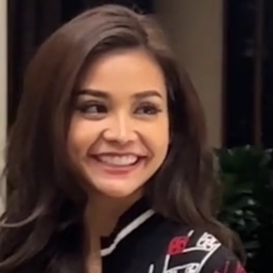 englottesweet's tweet image. There’s only ever one person she always looks off camera like this when she doesn’t want you to know who it is 🙂‍↔️ but we knowwwwww