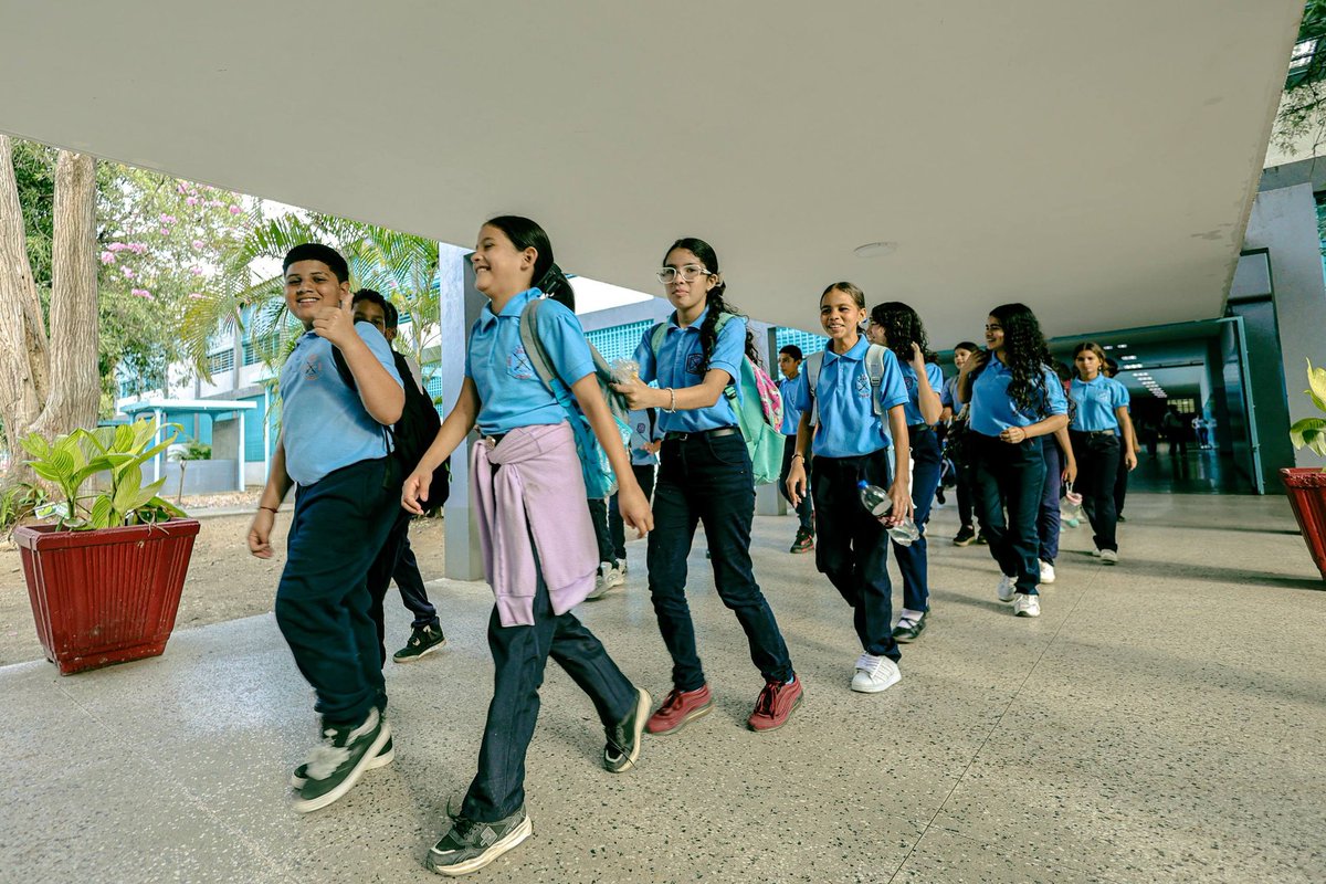 Visitamos, junto al ministro Héctor Rodríguez y el gobernador del estado Portuguesa Primitivo Cedeño el Complejo Educativo José Antonio Páez, una institución completamente rehabilitada, con espacios nuevos, laboratorios y una infraestructura moderna y amplia.