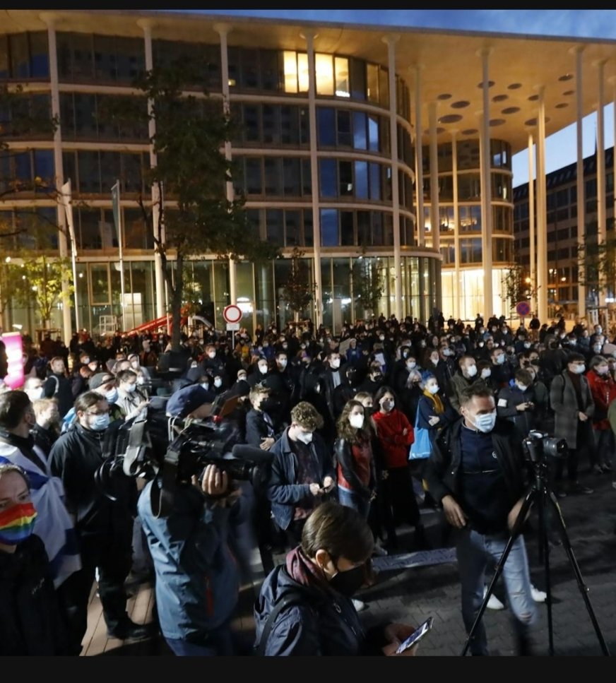 #Dschungelcamp 

Ich vergesse nie die Bilder von diesem Mob vor dem Hotel, 
der dann auch noch nachts mit Fackeln davor stand,und ich wirklich dachte,dass sie die Mitarbeiter lynchen würden. #GilOfarim ist der perfekte Soziopath, der hinter einer Maske aus Höflichkeit lauert.