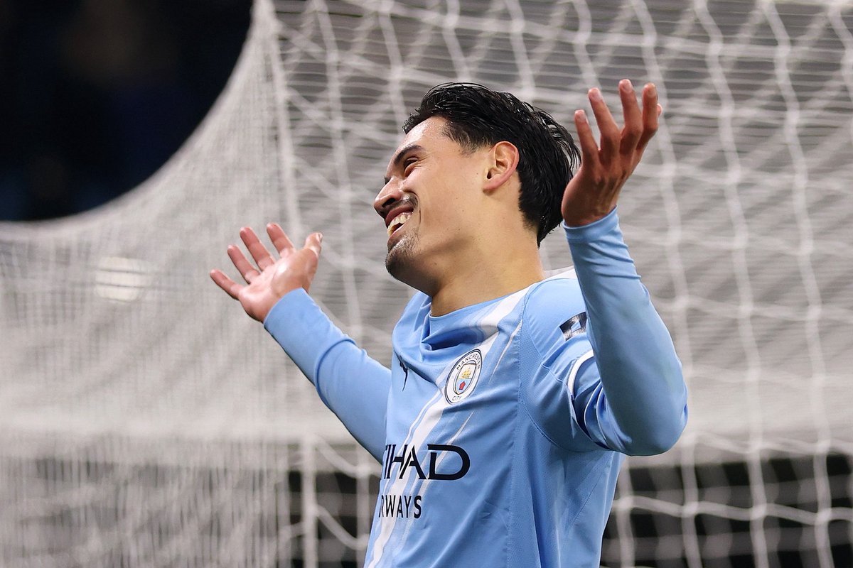 Alex James tweet media