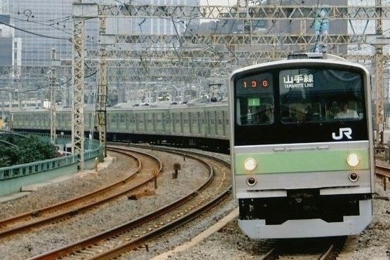 mine7598's tweet photo. さあ！2月5日！
もちろん205系の日？

京葉線メルヘン顔ADトレイン、仙石線下馬駅で103系と並ぶ、山手線ヤテ1編成、黒磯口のラッピング
3月13日は仙台に行く予定があるのですが、果たして205系には会えるのか？ https://t.co/3Po6EpL2aG