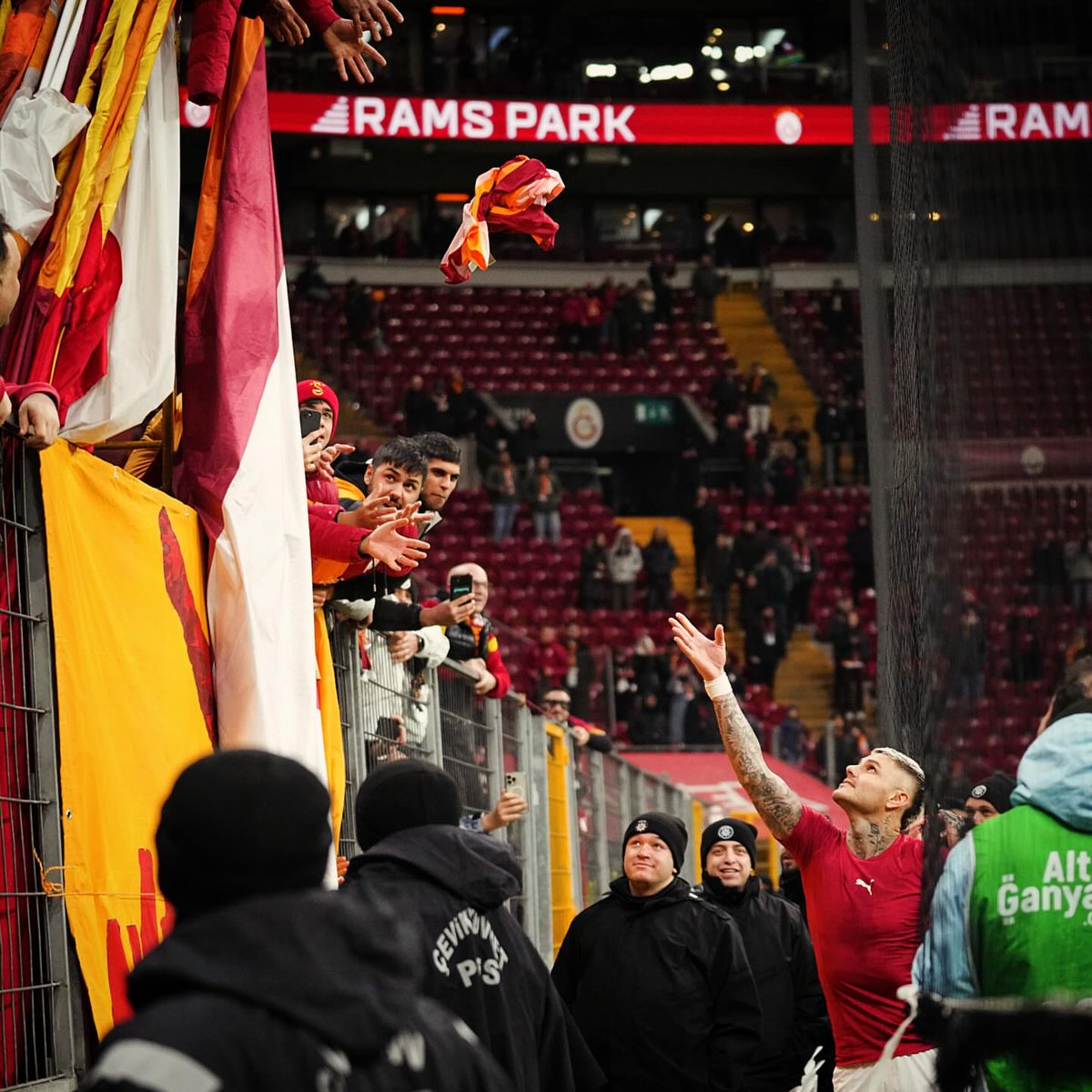 Mauro Icardi: "Bizimkisi sıradan bir aşk değil; mantıkla açıklanamayan, hissedilen bir aşk. Bağlılık, saygı, tutku ve minnet."