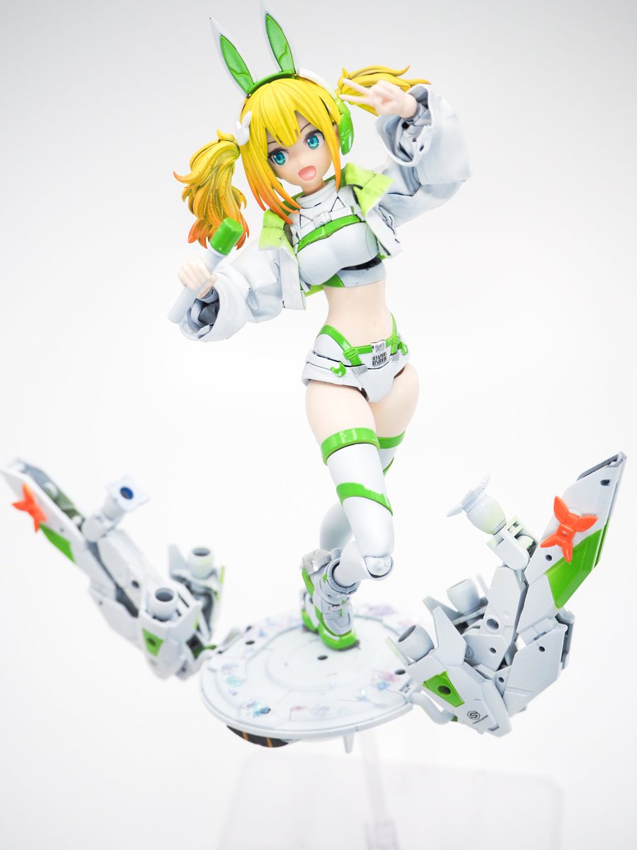 #殺伐としたTLにかわいい娘のピースサインで癒しを